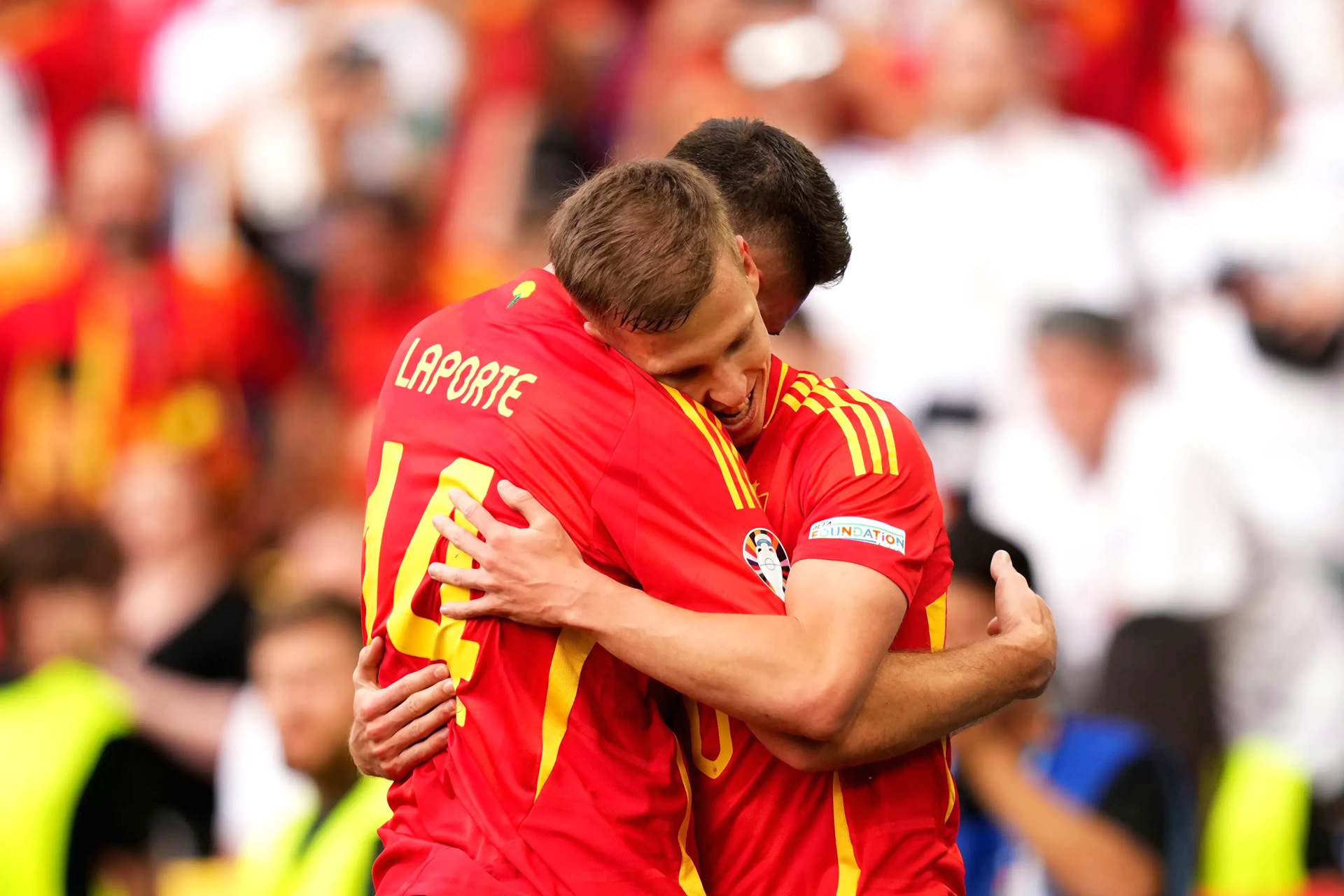 红牛二队鏖战梅赛德斯,诺里斯统治全场 红牛二队鏖战梅赛德斯,诺里斯统治全场