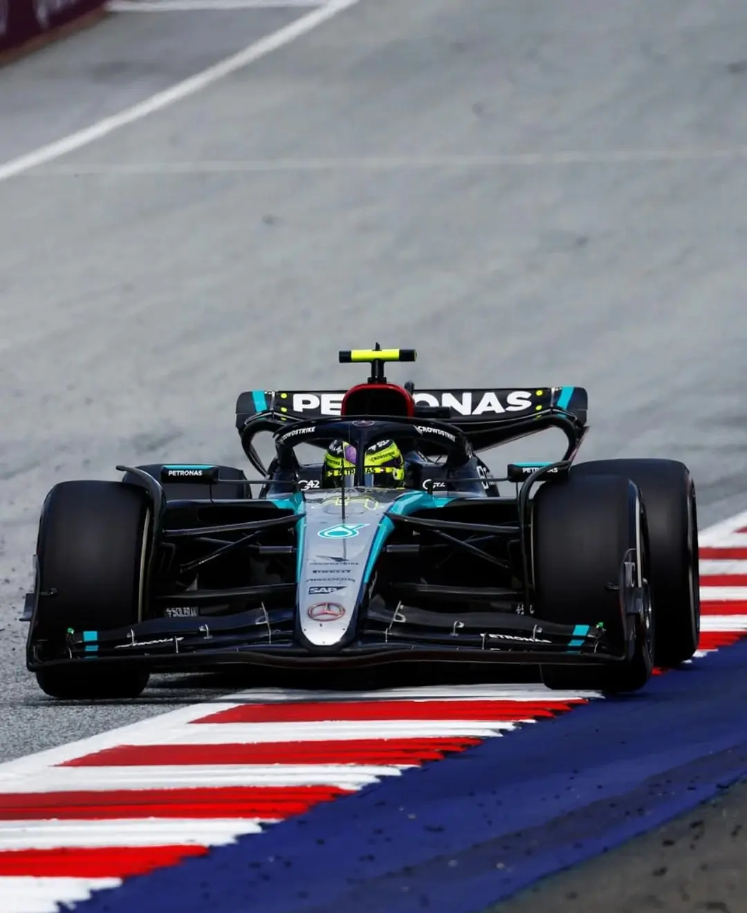 梅赛德斯完胜哈斯车队，诺里斯扛起全队