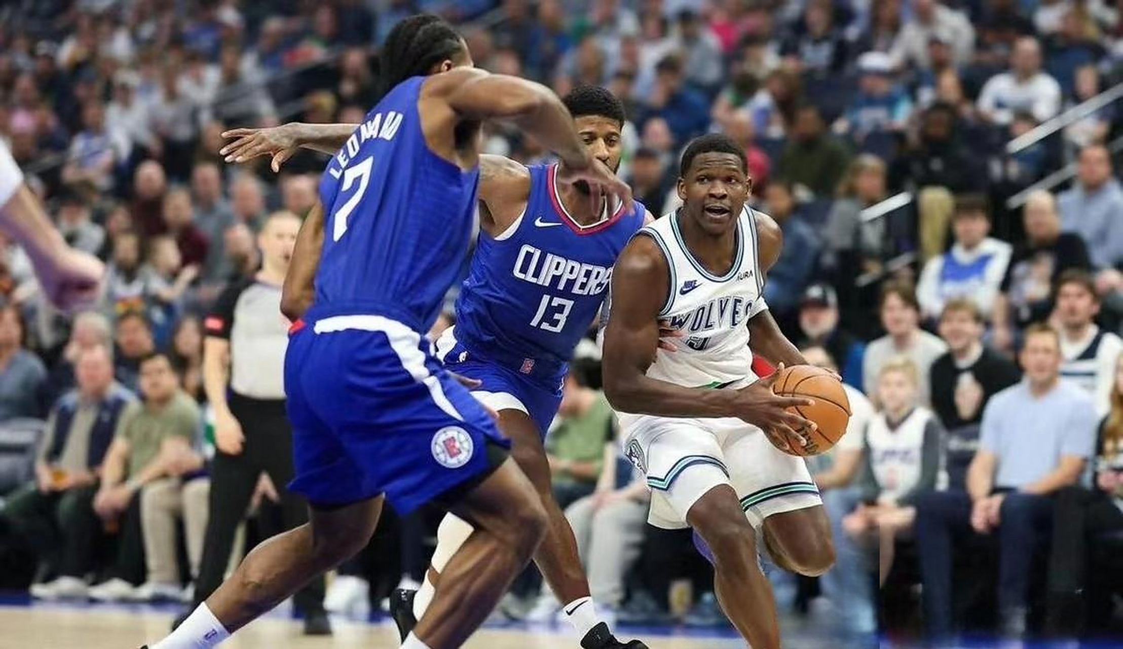 森林狼队在激烈对决中不敌快船队