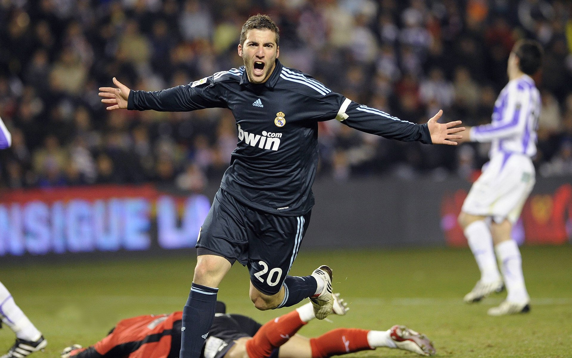 绿茵场的平行宇宙，当伊拉克打穿喀麦隆，劳塔罗在英超接管争冠之战