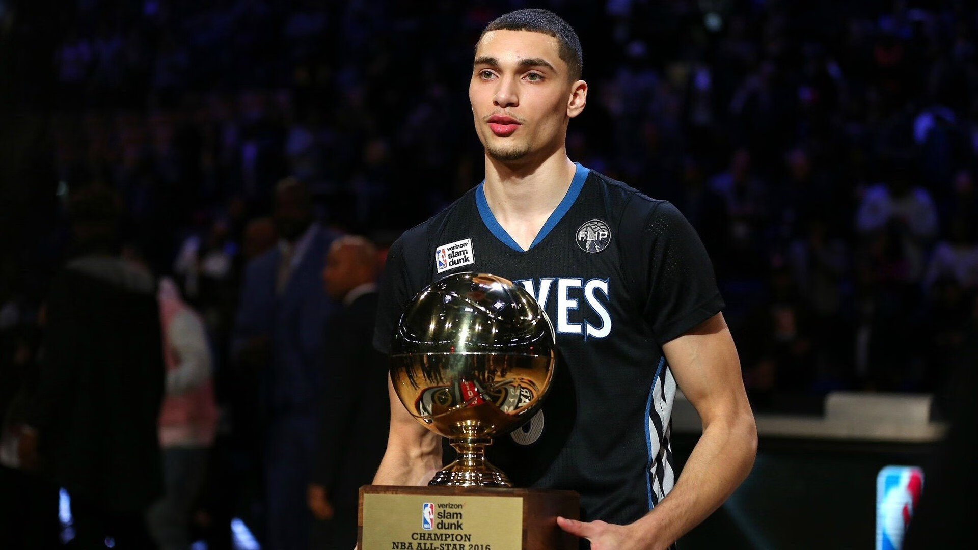 蓝黑军团点亮非洲之光，亚洲铁闸英超争冠舞台展雄风—现代足球的多元交响